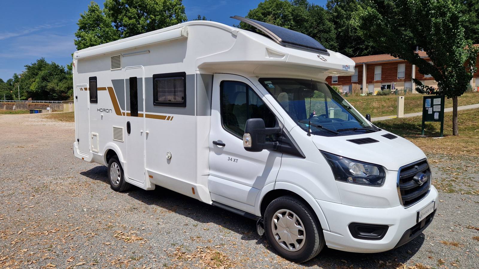 Vente Profilé Maxi salon face à face avec climatisation cellule, GPL et attelage à Rouillac à proximité d'Angoulême.