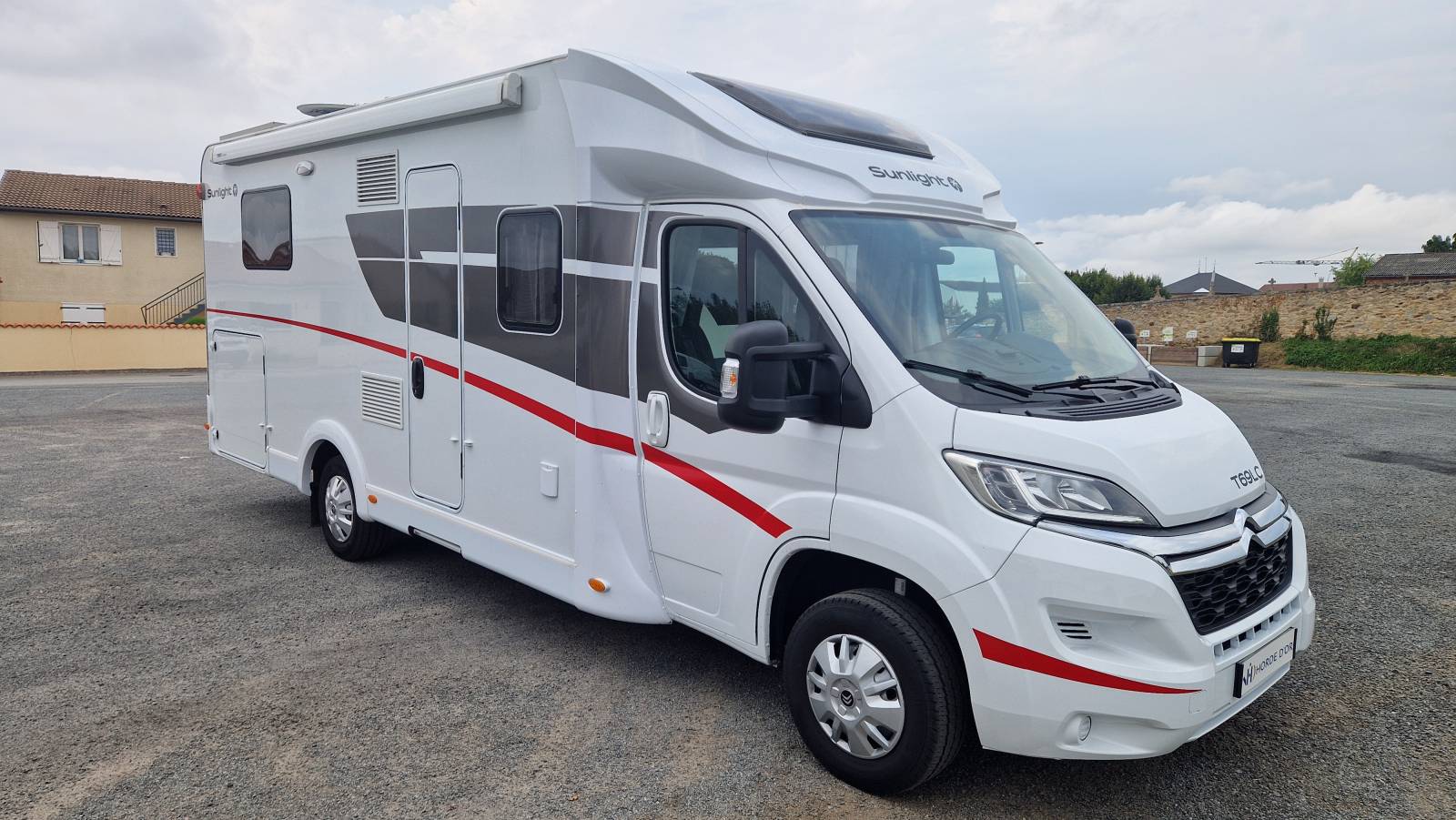 Vente d'un Profilé récent de marque allemande avec salon en face à face et lit central sur Séreilhac à proximité d'Aixe Sur Vienne en Haute-Vienne.