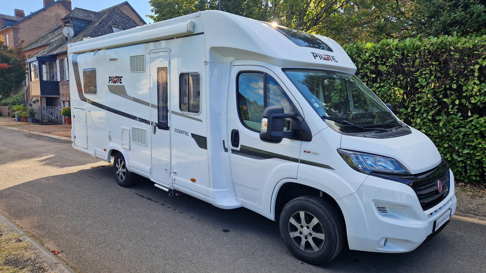 Vente très beau Profilé 5 places CG suréquipé avec Lit central du côté de Cublac à proximité de Brive-La-Gaillarde.