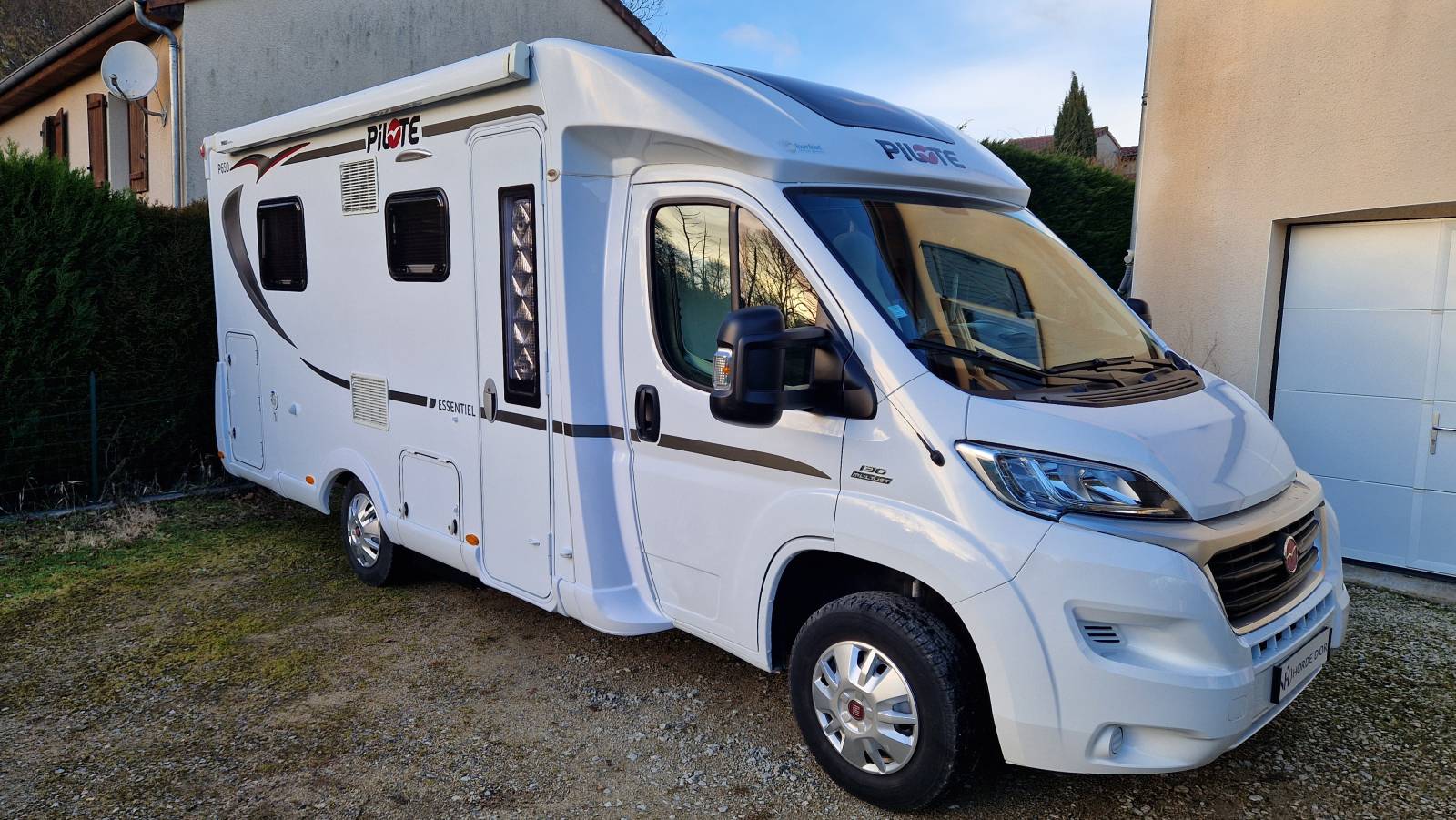 Vente Profilé Compact Pilote avec lit central sur soute traversante à Eyjeaux du côté de Limoges.