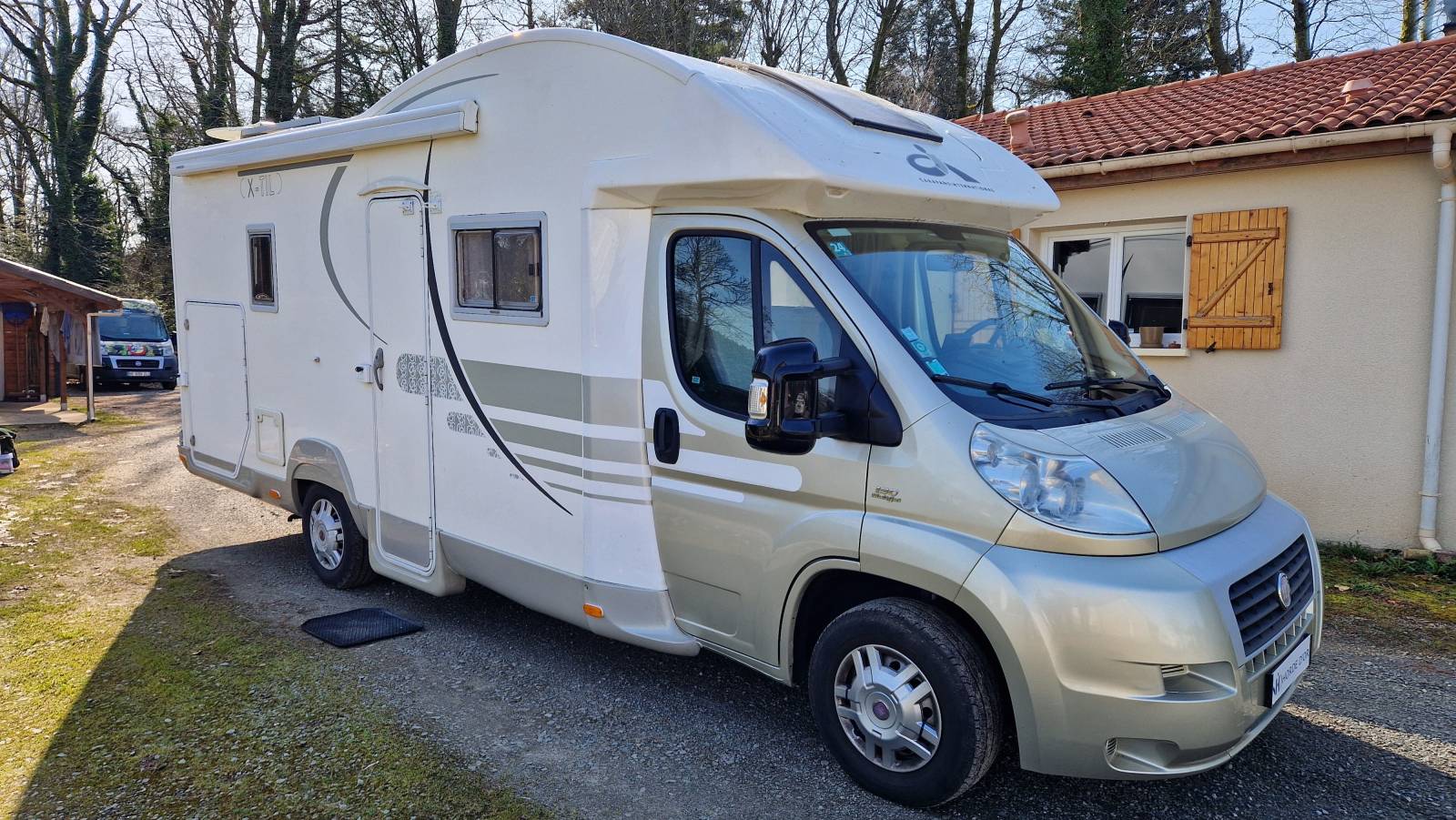 Vente profilé confortable 6 couchages avec Maxi garage et chauffage sur carburant à Razès à proximité de Limoges.