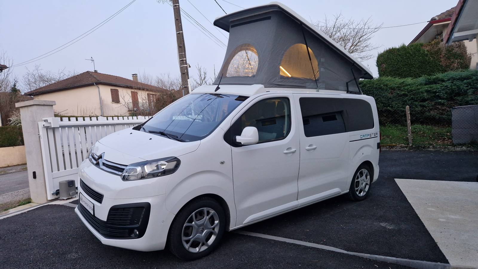 Vente Van Toit relevable ultra-compact 4 couchages + chauffage stationnaire à Saint-Léonard-de-Noblat en Limousin.