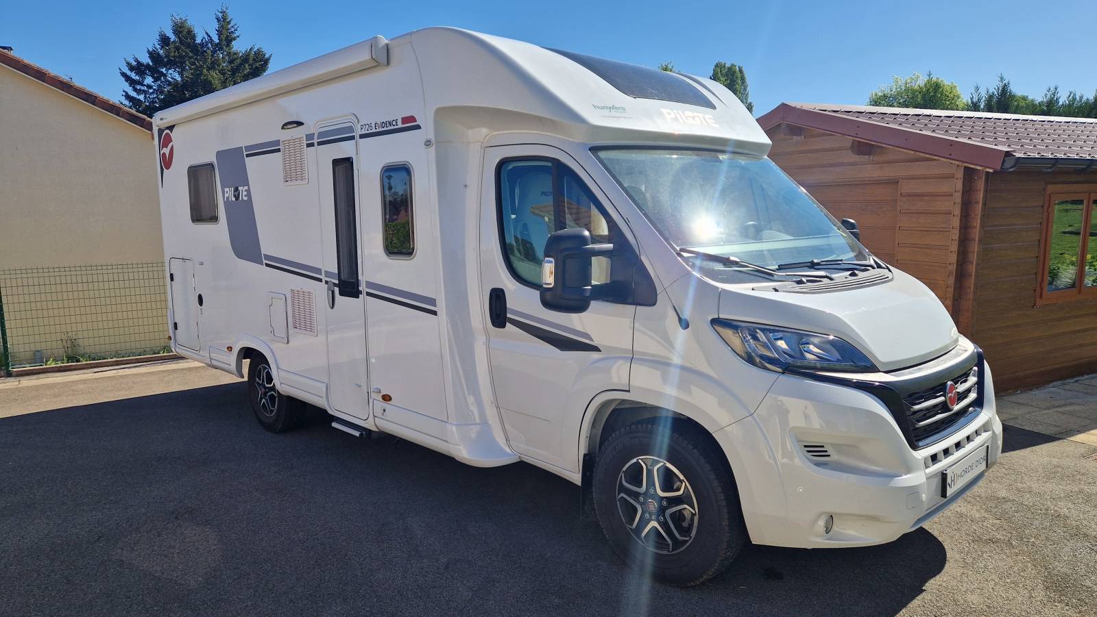 Vente profilé Pilote P726 suréquipé état neuf avec boîte automatique et lit central sur Condat Sur Vienne à Limoges.