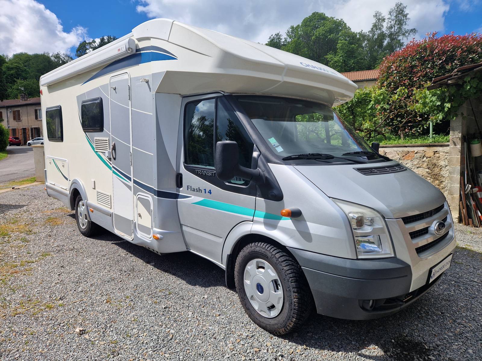 Vente Profilé CHAUSSON FLASH avec lits jumeaux, attelage et porte vélos à La Jonchère St Maurice à proximité de Bessines-Sur-Gartempe et Limoges.