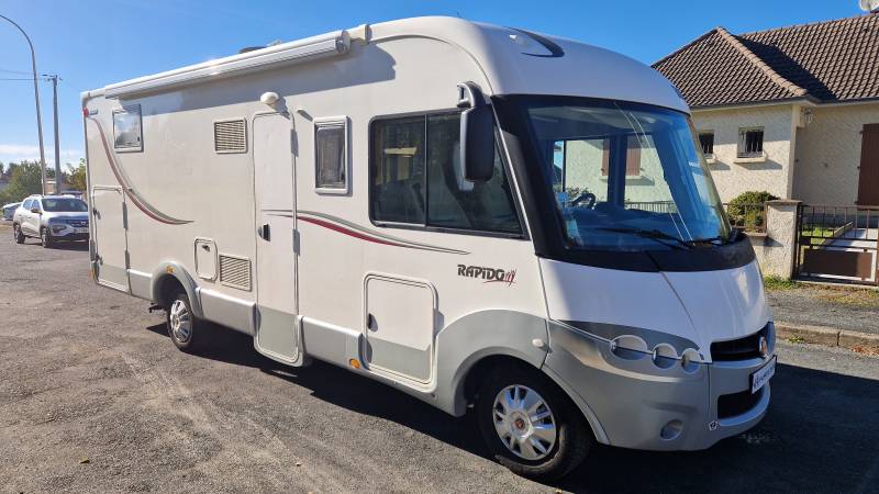 Vente d'un bel Intégral de marque Française avec Lit central et soute traversante sur Brive-La-Gaillarde en Corrèze.