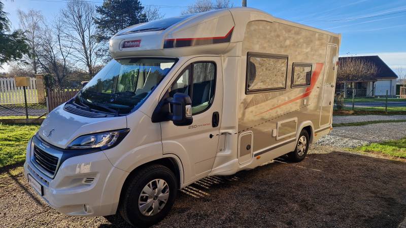 Vente profilé compact récent avec salon face à face et grand dressing à Saint-Yrieix-la-Perche à proximité de Thiviers.