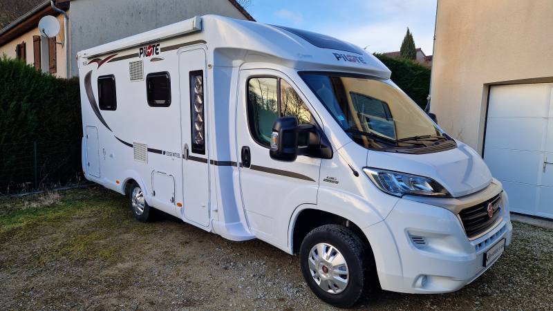 Vente Profilé Compact Pilote avec lit central sur soute traversante à Eyjeaux du côté de Limoges.